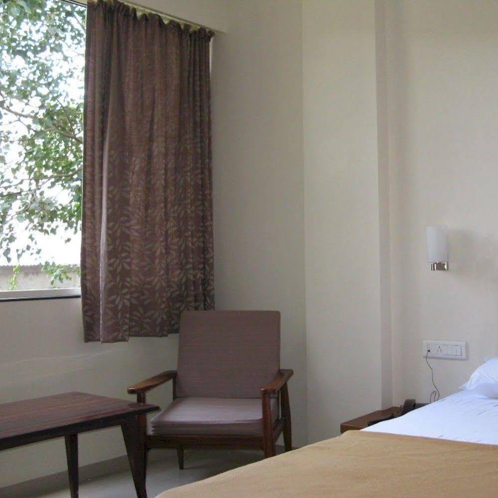 Oyo 1194 Hotel Gulmohr Pune Extérieur photo